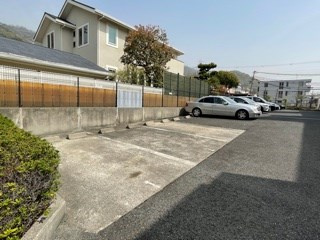 エヴァグリーン岡本の駐車場