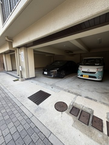 エクセル若松の駐車場