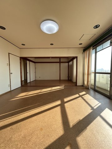 エーワンコーポの駐車場|毎日通るロビーはこのようになっています