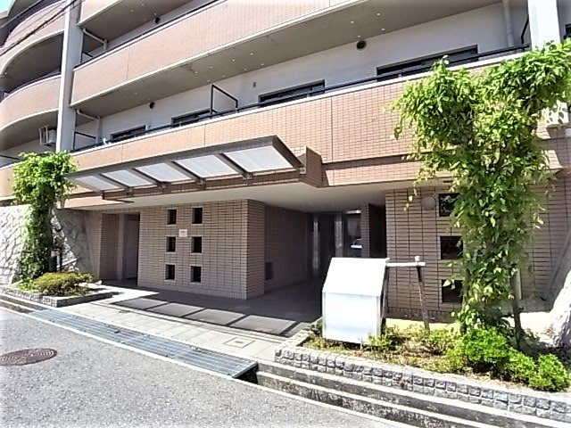 エヴァグリーン岡本のエントランス