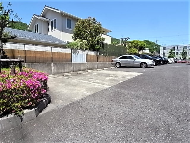 エヴァグリーン岡本の駐車場