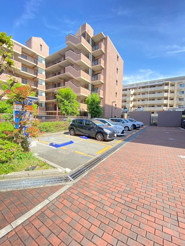 アージュ・リベルテ本山の駐車場