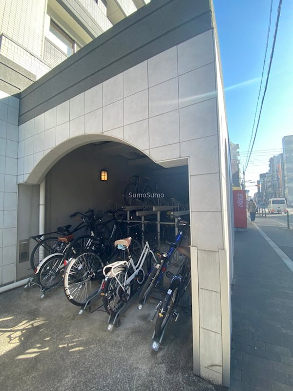 アーデンタワー新町の駐車場