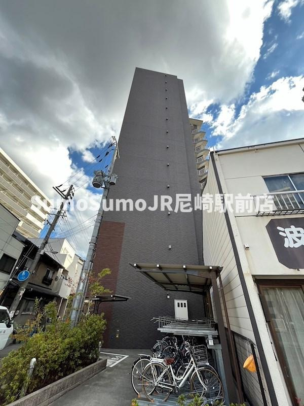 アークグラン大阪WESTのエントランス|おしゃれな外観です