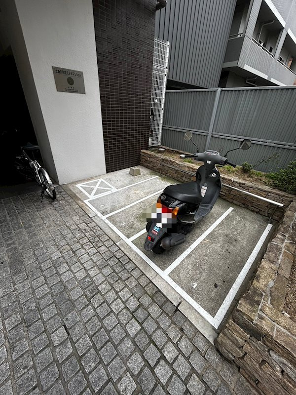 エステムコート難波EASTレオルガの駐車場