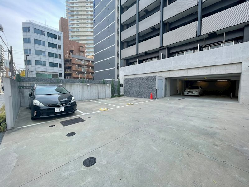 W-STYLE大阪谷町の駐車場