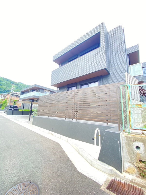 ア・ライヴ本山の外観
