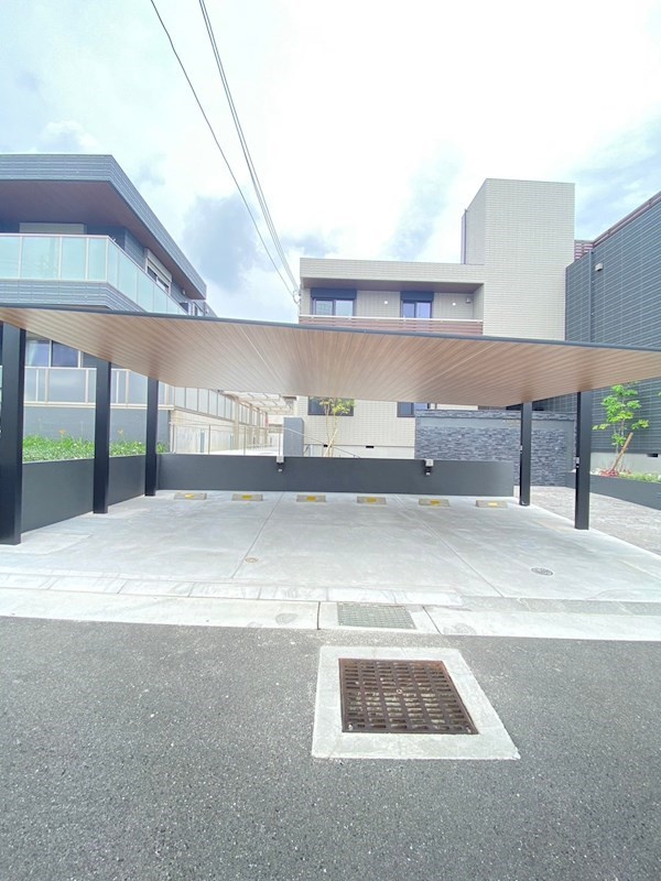 ア・ライヴ本山の駐車場