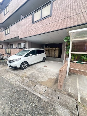 Vコートの駐車場