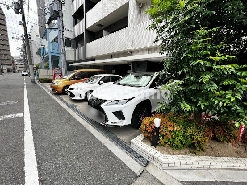 アドバンス大阪城グラシアの駐車場|車をお持ちの方に嬉しい駐車場付きの物件です
