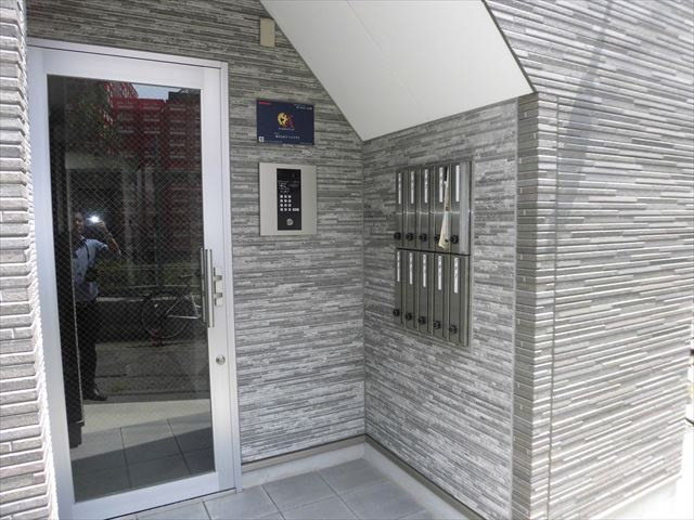 アクロス神戸灘アパートメントのエントランス