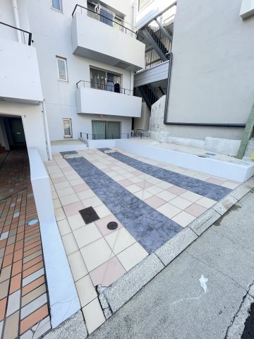 アロッジオ上筒井の駐車場
