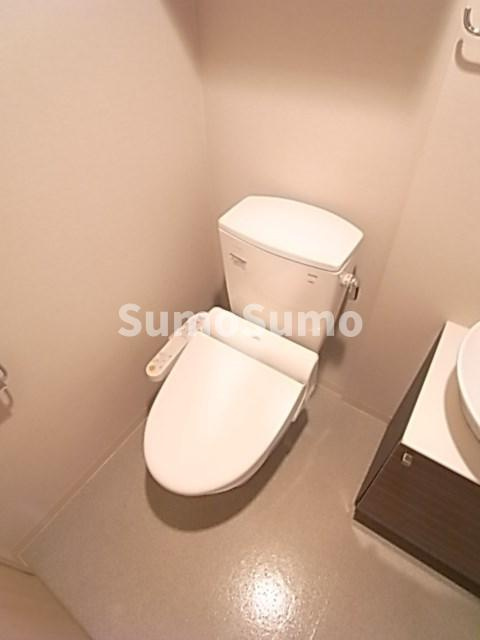 エスリード神戸WESTのトイレ|落ち着いた色調のトイレです