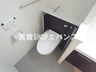 【トイレ】 | ロイヤル スリー