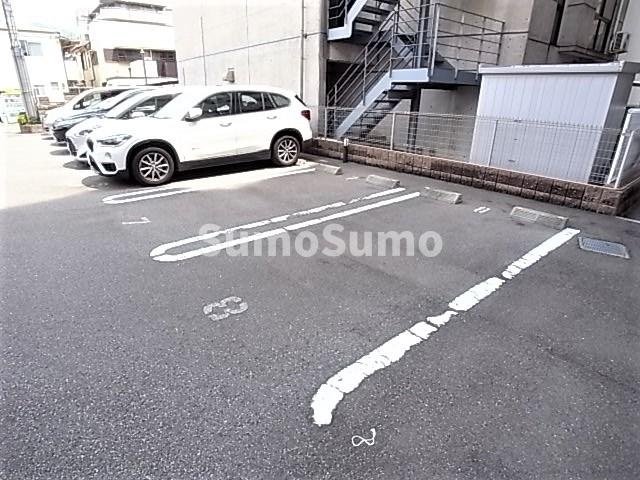 クラシェス北青木の駐車場