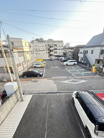 クイーンズコート西灘の駐車場