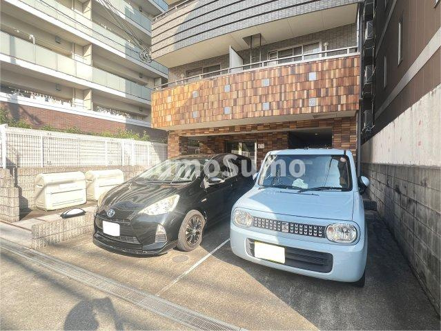 グラーツィア東灘の駐車場