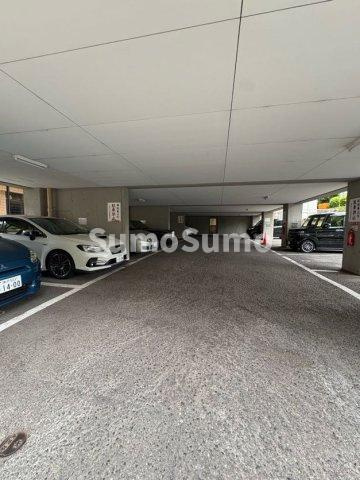 イスズハイツベル長田の駐車場|車をお持ちの方に嬉しい駐車場付きの物件です
