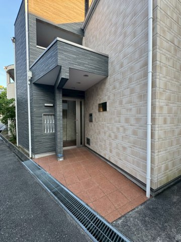 ヴィアノ山下町アスティオンのエントランス