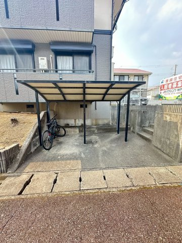 エステート桃山２の駐車場