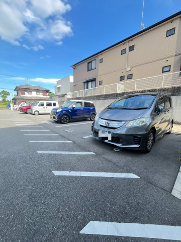 ヴァンベール仁川の駐車場