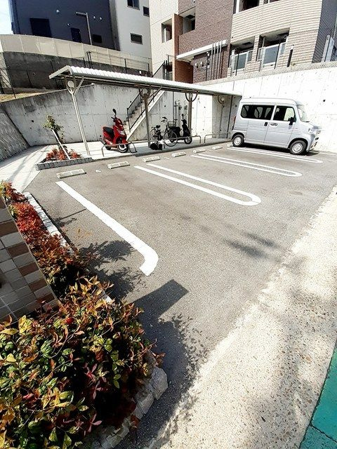 イーストブルー六番館の駐車場