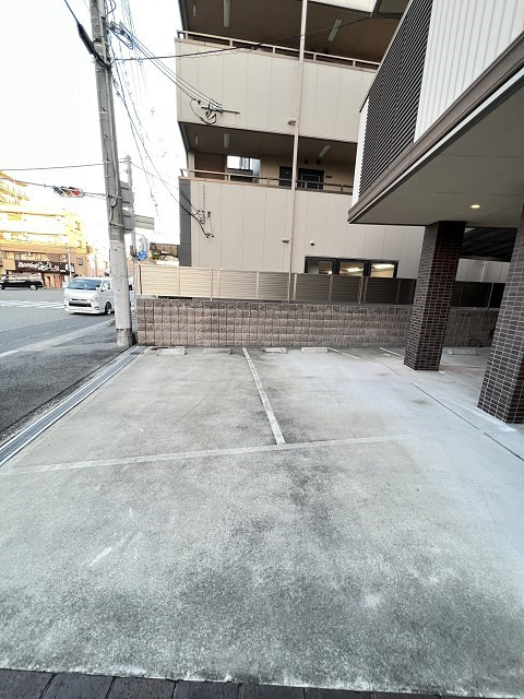グランデージ次屋の駐車場