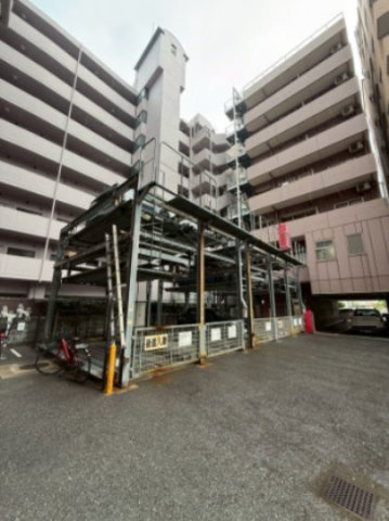 グランディールNAMBAの駐車場
