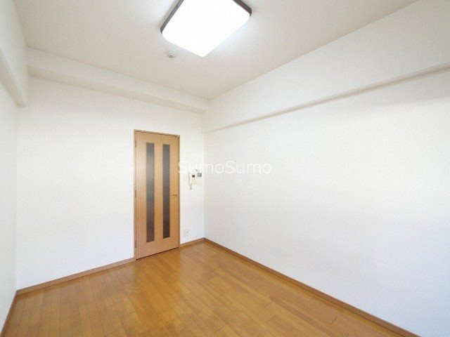 エスティライフ難波西の寝室|開放的な寝室です