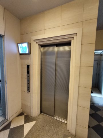 エスティ・ロアール神戸駅前のロビー