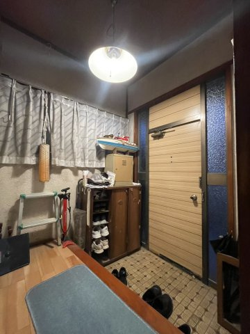 栃木市薗部町/周辺商業施設多数♪県道すぐ傍、駐車2台可のお得な物件♪の玄関|明るい玄関です