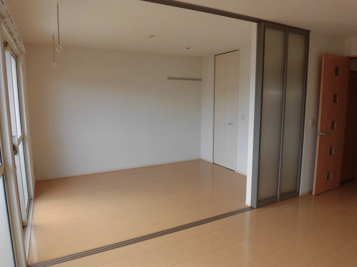 ガーデンヒルズ荒木の寝室|風通しも良い寝室です☆