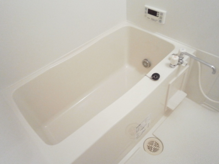 ガーデンヒルズ荒木の浴室|追い焚き・浴室乾燥機付きのお風呂です♪