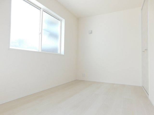 津島市永楽町４丁目の新築一戸建の洋室|◇１階洋室◇　　南面で明るい洋室４．３帖　全居室収納完備♪　ＬＤＫと続き間としても利用できます♪