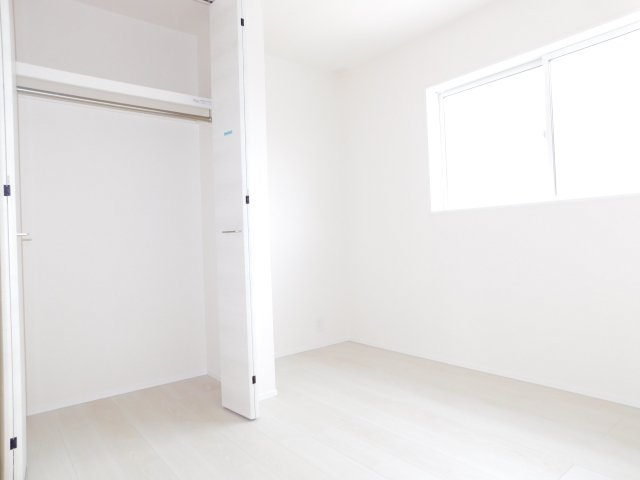 津島市永楽町４丁目の新築一戸建の洋室|◇２階洋室◇　　明るい洋室４．６帖　全居室収納完備♪
