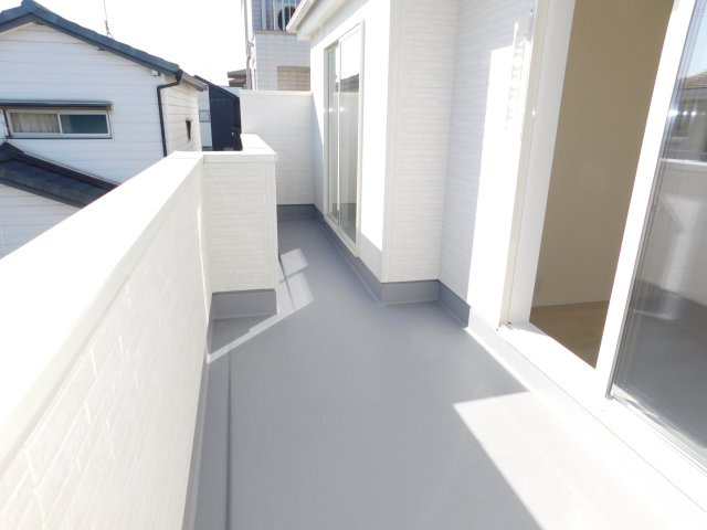 津島市永楽町４丁目の新築一戸建のバルコニー|◇バルコニー◇　　南面で陽当り良好♪　洋室２部屋から利用可能！