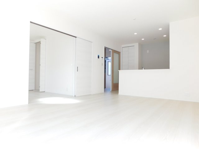 津島市永楽町４丁目の新築一戸建の居間・リビング|◇リビング◇　　南面を含む２面採光で明るいリビング１５．７帖　隣の洋室と続き間で２０．０の広々空間♪