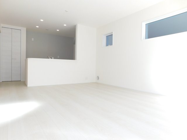 津島市永楽町４丁目の新築一戸建の居間・リビング|◇リビング◇　　南面を含む２面採光で明るいリビング１５．７帖　ご家族の様子が伺える対面キッチン♪