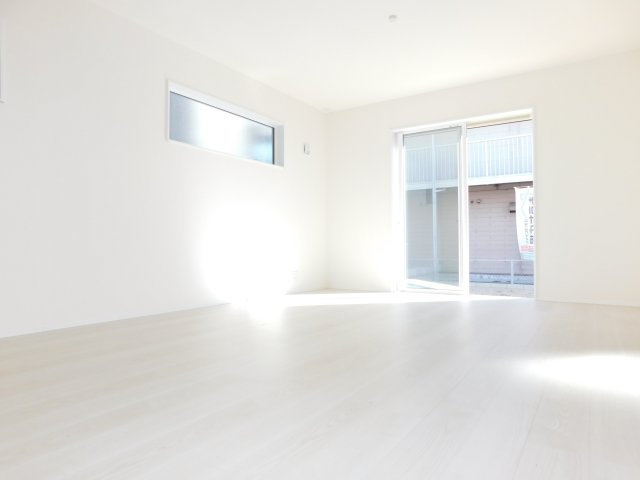 津島市永楽町４丁目の新築一戸建の居間・リビング|◇リビング◇　　南面を含む２面採光で明るいリビング１５．７帖　明るいリビングには家族が自然と集まります♪
