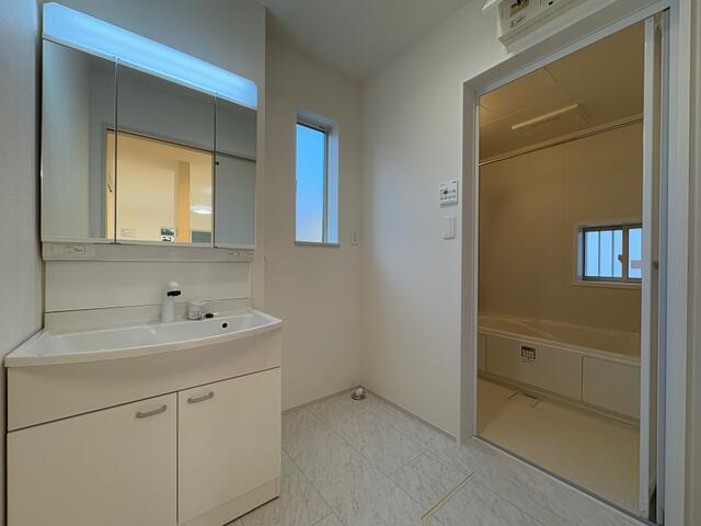 ハートフルタウン宇都宮市中久保2丁目４３６３番　新築一戸建ての独立洗面台