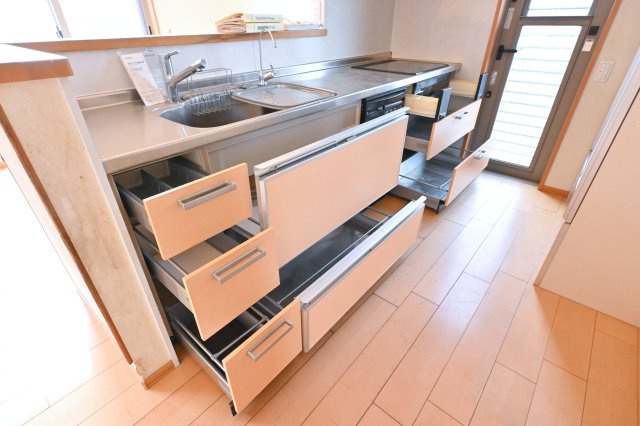 【キッチン】 | 大泉町吉田　中古住宅 | 家族並んで料理ができるワイドカウンターのキッチン♪ 
スライド収納でラクラク収納できます♪  