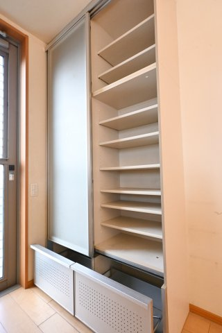 【収納】 | 大泉町吉田　中古住宅 | 食器棚付きでたっぷり収納でき、デザイン性も統一感があります。