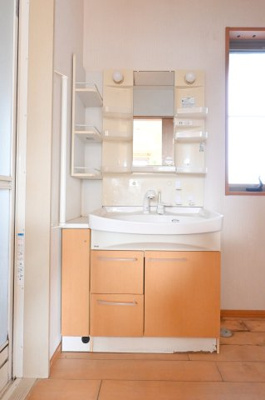 【独立洗面台】 | 大泉町吉田　中古住宅 | 収納力が豊富な洗面台はドライヤーから化粧品までスッキリ収納できます♪