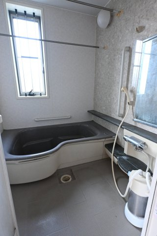 【浴室】 | 大泉町吉田　中古住宅 | 清潔感あるお風呂はフルオートバスでお湯張りもラクラク♪
お風呂は窓があるので換気もできます。