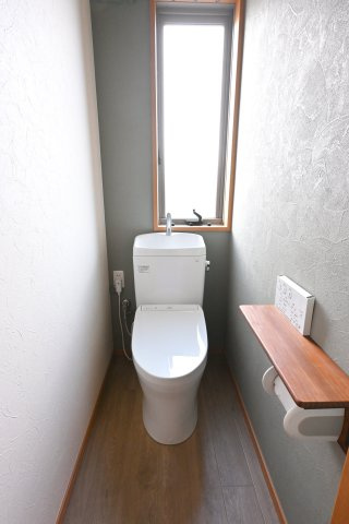 【トイレ】 | 大泉町吉田　中古住宅 | 暖房便座などがついた高機能シャワートイレです。