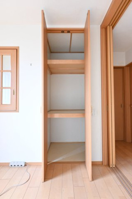 【収納】 | 大泉町吉田　中古住宅 | 2階の各居室にはしっかりとした容量のスペースを確保しているので、お部屋は美しい空間を保てますね♪