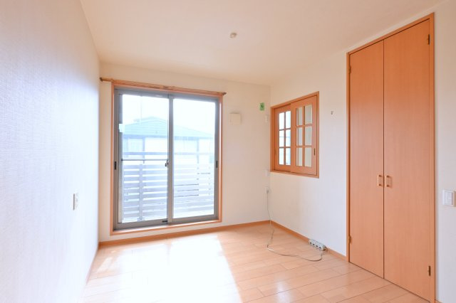 【洋室】 | 大泉町吉田　中古住宅 | 2階のベッドルームはバルコニーとつながっています。
たっぷり光が入るので気持ちよく目覚められます♪ 