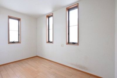 【洋室】 | 大泉町吉田　中古住宅 | 2面採光の明るい洋室は子供部屋にもピッタリです♪