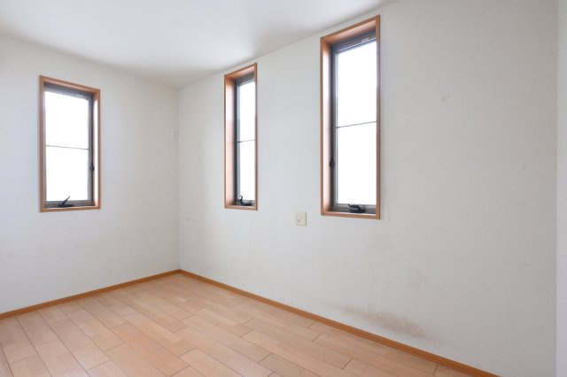 【洋室】 | 大泉町吉田　中古住宅 | 2面採光の明るい洋室は子供部屋にもピッタリです♪