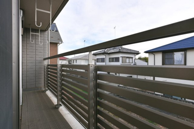【バルコニー】 | 大泉町吉田　中古住宅 | 広々としたワイドバルコニーは日当たりがよく洗濯物がよく乾きます♪